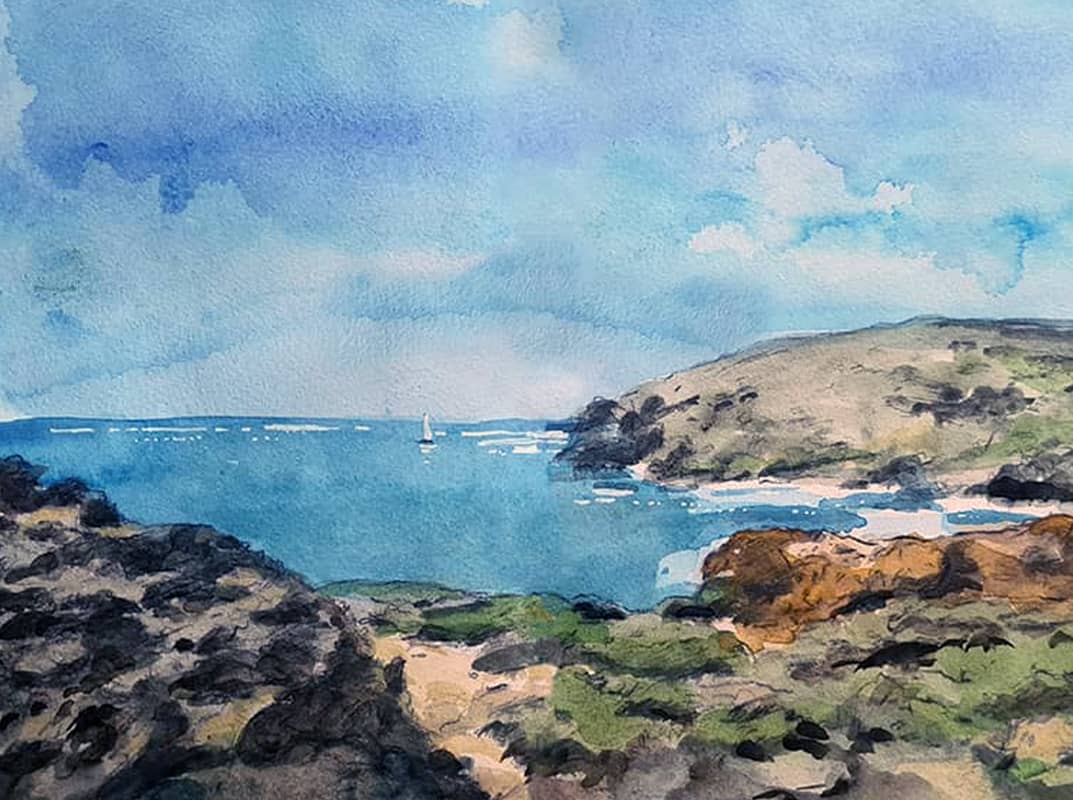 Pintura d'una vista del mar blau i del poble de Cadaqués emmarcats per l'arc de la Riba Pitxot, amb el paviment de lloses en primer terme, títol de l'obra "Sota l'arc", Marta Serra Pou