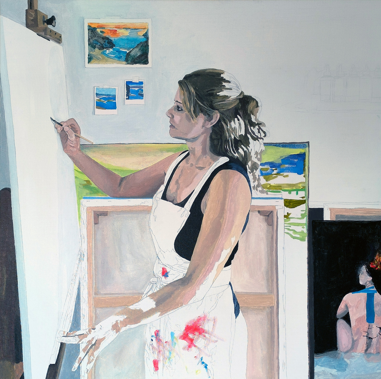 A l'estudi Pintura d’una dona pintant davant d’un llenç dins del seu estudi, amb quadres penjats a la paret al fons, títol de l’obra “A l’estudi”, de Marta Serra Pou.