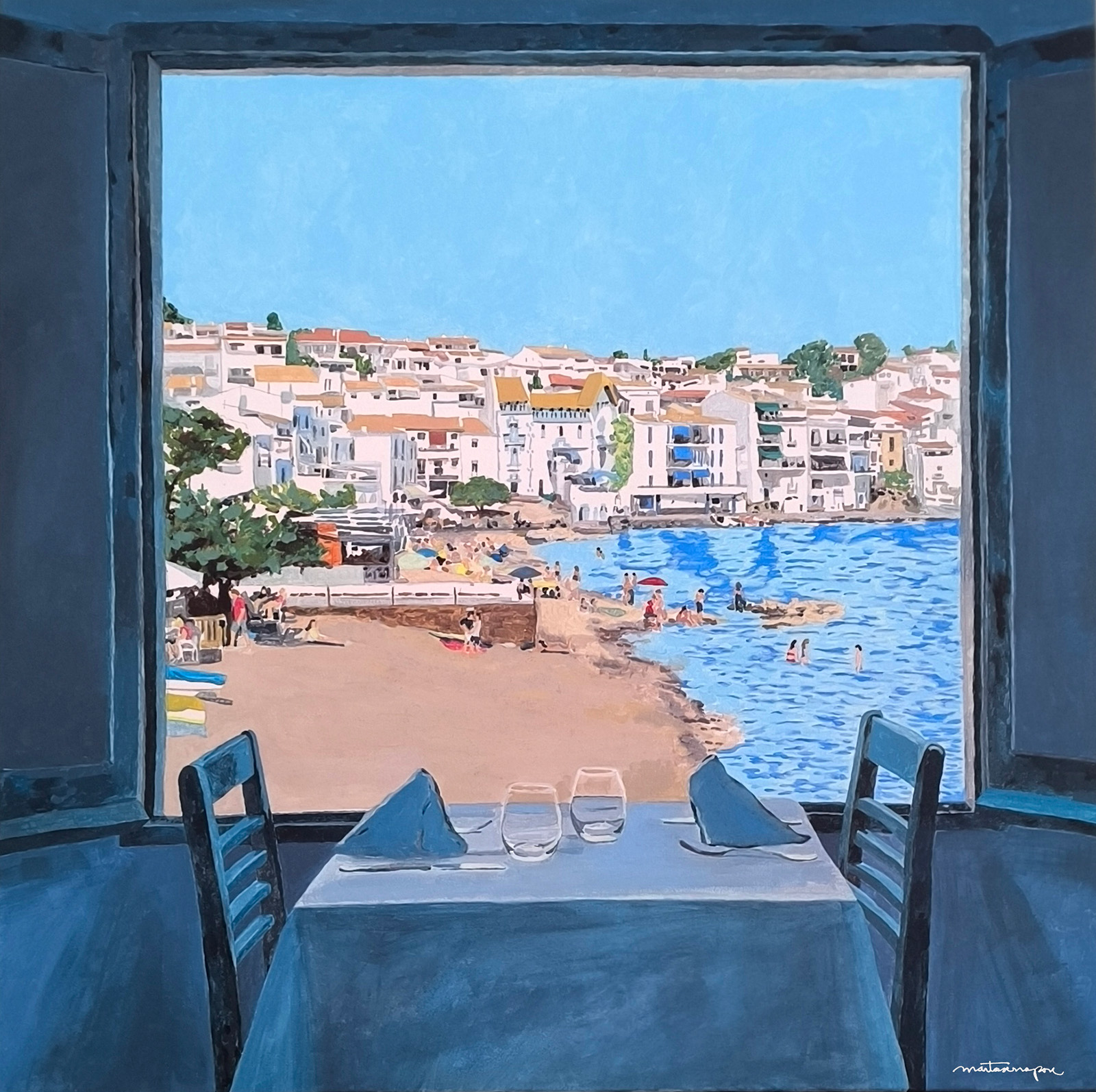 A l'estudi Pintura d’una taula parada davant d’una finestra oberta, amb dues cadires i gots sobre les estovalles, des d’on es veu la platja i les cases blanques de Cadaqués amb gent banyant-se, títol de l’obra “Des de l’Es Baluard”, de Marta Serra Pou.