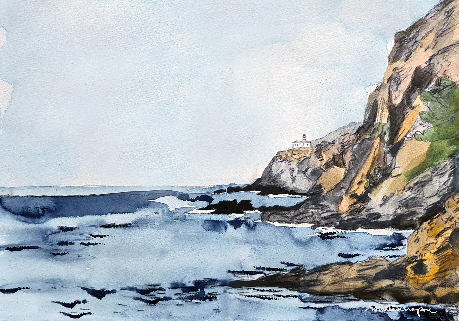 Pintura d’un paisatge marí amb un penya-segat rocallós i un far al fons, amb el mar blau en primer terme, títol de l’obra “Llum i memòria”, de Marta Serra Pou.