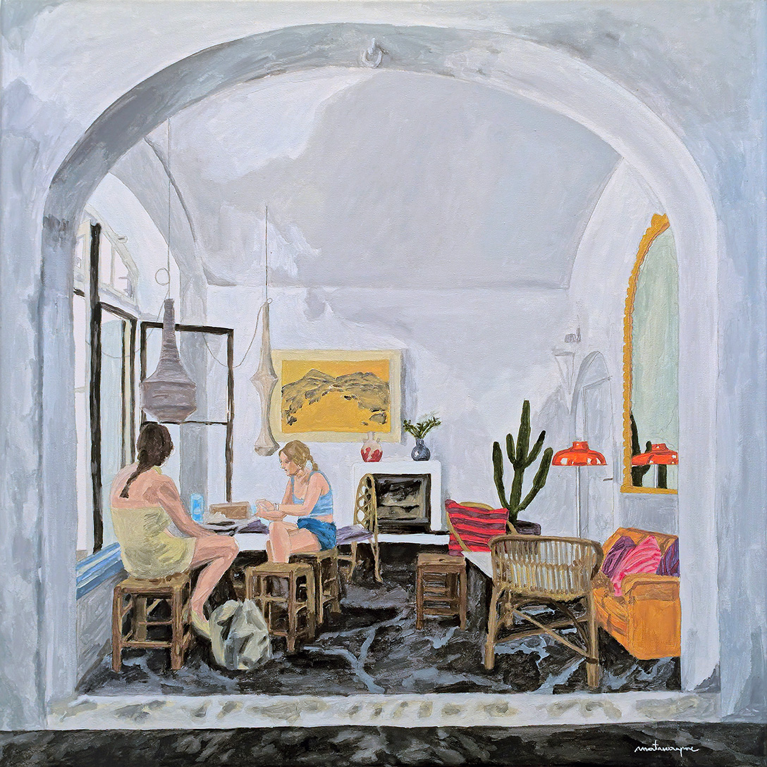 A l'estudi Pintura de dues dones assegudes a una taula en un interior amb arcades, llum natural entrant per la finestra, plantes i elements de decoració, en una escena de pausa i conversa, títol de l’obra “Pausa al Set”, de Marta Serra Pou.