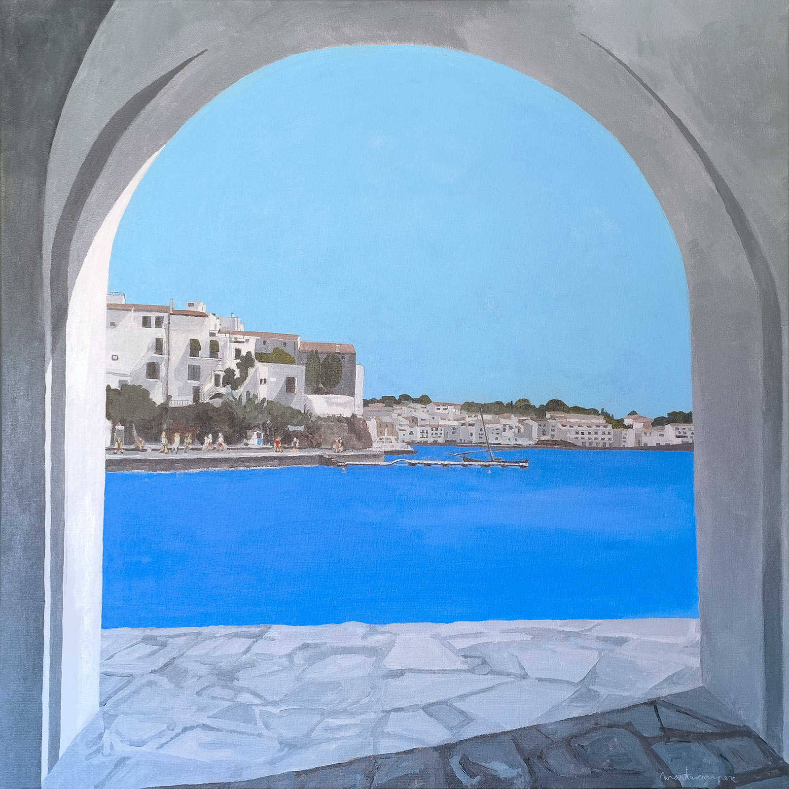 Pintura d'una vista del mar blau i del poble de Cadaqués emmarcats per l'arc de la Riba Pitxot, amb el paviment de lloses en primer terme, títol de l'obra "Sota l'arc", Marta Serra Pou
