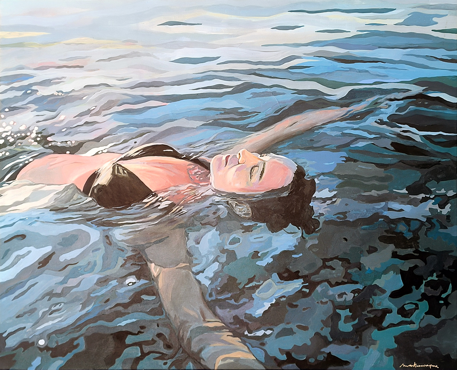 A l'estudi Pintura d'una dona surant al mar, amb el rostre relaxat i el cos mig submergit entre reflexos d'aigua i llum, títol de l'obra "Surant", de Marta Serra Pou