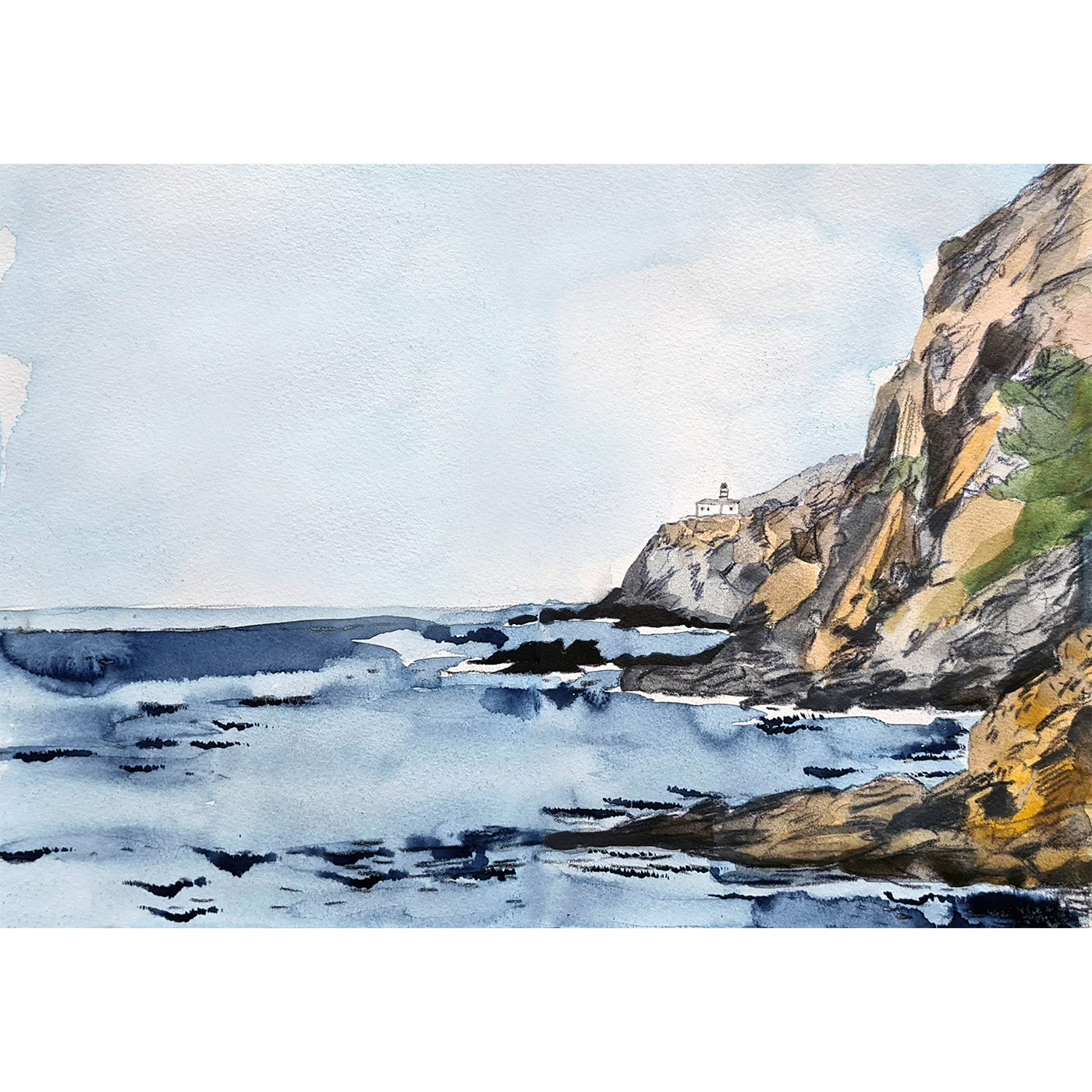 Pintura d’un paisatge marí amb un penya-segat rocallós i un far al fons, amb el mar blau en primer terme, títol de l’obra “Llum i memòria”, de Marta Serra Pou.
