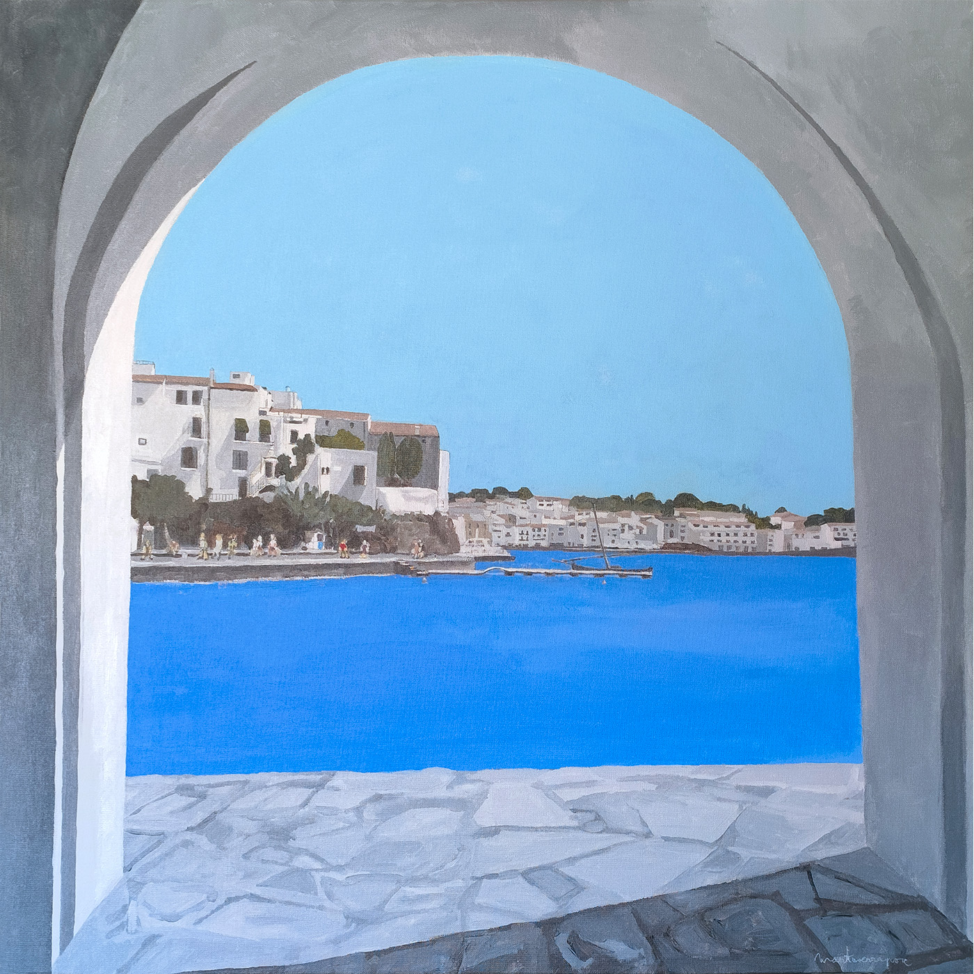 Pintura d’un paisatge marí de la cala de S’Arenella, amb el mar blau al centre, illots a l’horitzó i vegetació en primer terme, títol de l’obra “S’Arenella”, de Marta Serra Pou.