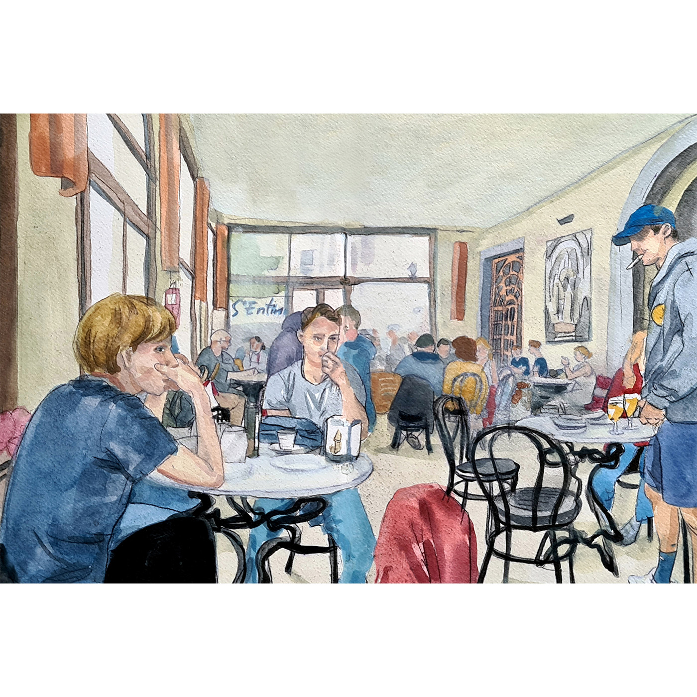 Vista general de la sala de l'exposició MOMENTS amb persones recorreguent l'espai.