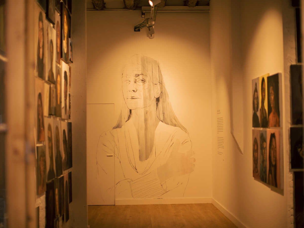 Detalle de pintura de Marta Serra Pou sobre exploración del lenguaje visual y la práctica artística.