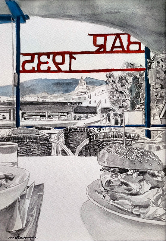 Pintura d’un paisatge marí amb un penya-segat rocallós i un far al fons, amb el mar blau en primer terme, títol de l’obra “Llum i memòria”, de Marta Serra Pou.
