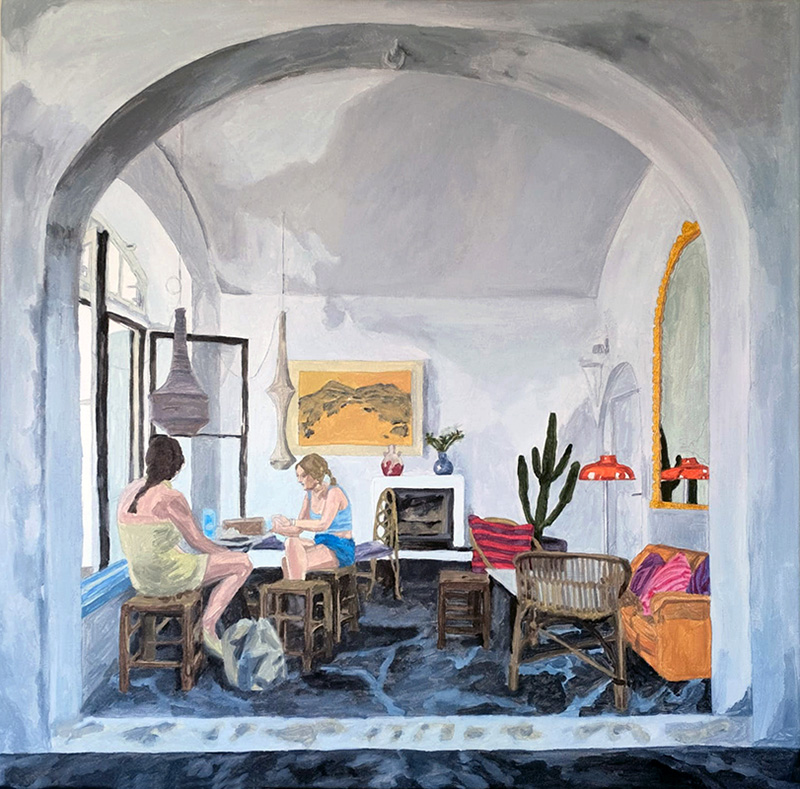 Pintura de dues dones assegudes a una taula en un interior amb arcades, llum natural entrant per la finestra, plantes i elements de decoració, en una escena de pausa i conversa, títol de l’obra “Pausa al Set”, de Marta Serra Pou.